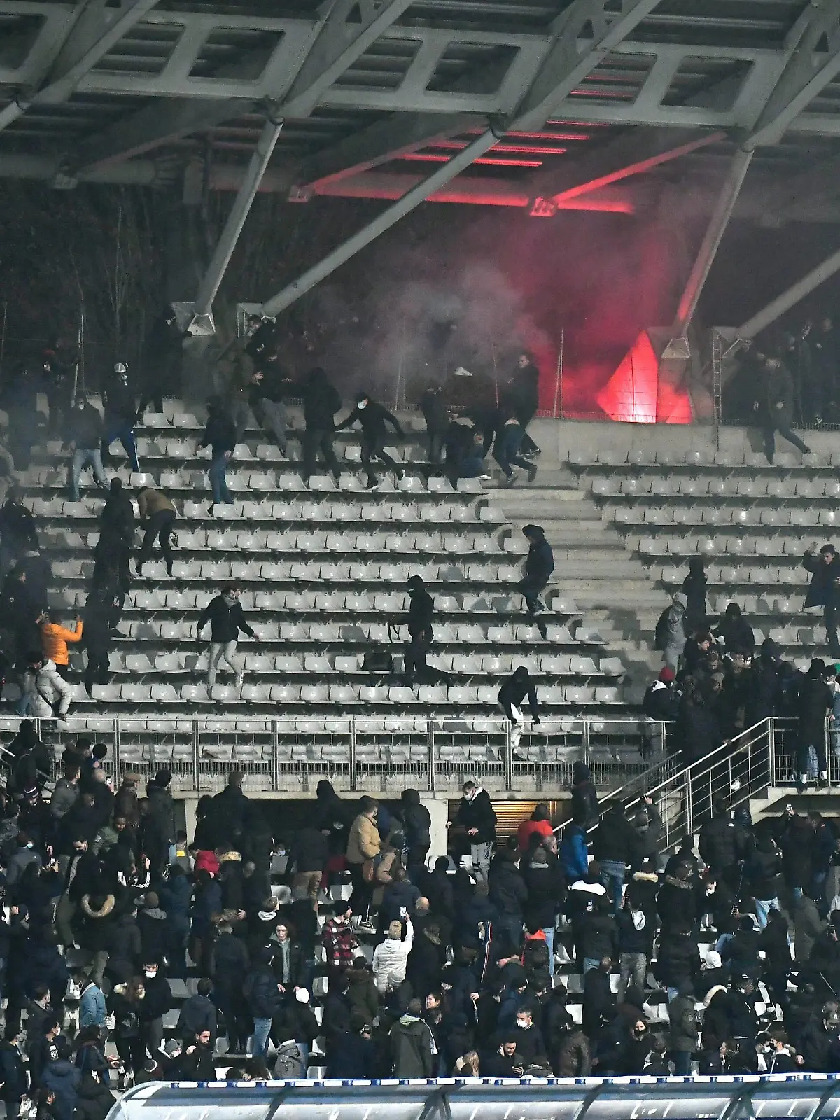 ©Julien Mattia / Le Pictorium/MAXPPP - Julien Mattia / Le Pictorium - 17/12/2021 - France / Ile-de-France / Paris - Incidents et violences dans les tribunes, lr match a ete definitivement interrompu. Paris FC / Olympique Lyonnais / Coupe de France, 32e de finale de la Coupe de France, au Stade Charlety, entre le Paris FC et l'Olympique Lyonnais, le 17 decembre 2021. / 17/12/2021 - France / Ile-de-France (region) / Paris - Incidents and violence in the stands, the match was permanently interrupted. Paris FC / Olympique Lyonnais / Coupe de France, 32nd final of the Coupe de France, at the Stade Charlety, between Paris FC and Olympique Lyonnais, December 17, 2021.