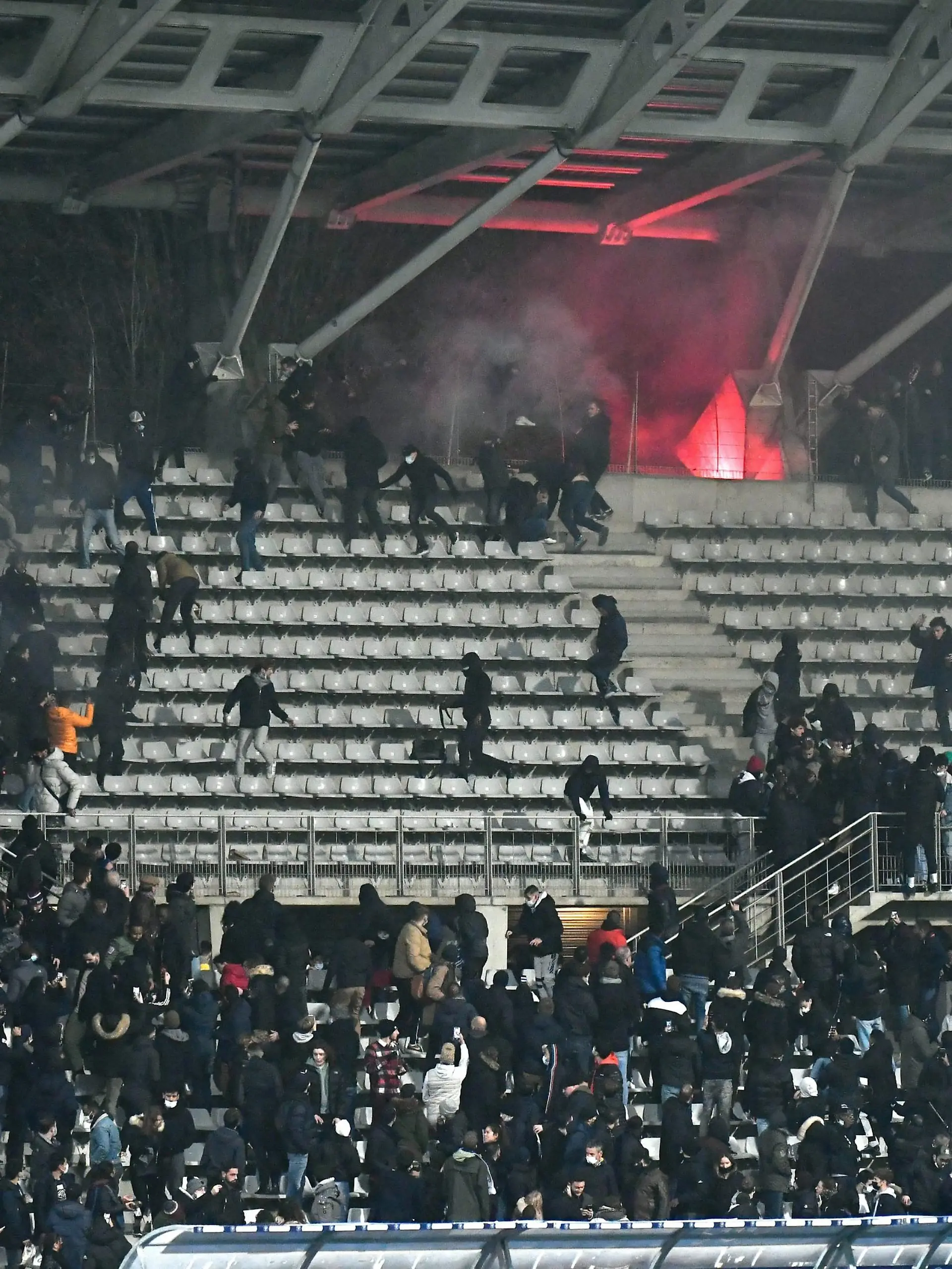 ©Julien Mattia / Le Pictorium/MAXPPP - Julien Mattia / Le Pictorium - 17/12/2021 - France / Ile-de-France / Paris - Incidents et violences dans les tribunes, lr match a ete definitivement interrompu. Paris FC / Olympique Lyonnais / Coupe de France, 32e de finale de la Coupe de France, au Stade Charlety, entre le Paris FC et l'Olympique Lyonnais, le 17 decembre 2021. / 17/12/2021 - France / Ile-de-France (region) / Paris - Incidents and violence in the stands, the match was permanently interrupted. Paris FC / Olympique Lyonnais / Coupe de France, 32nd final of the Coupe de France, at the Stade Charlety, between Paris FC and Olympique Lyonnais, December 17, 2021.