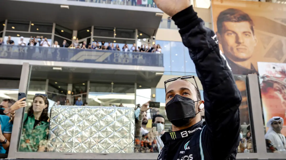 ABU DHABI - Lewis Hamilton of Mercedes ahead of the drivers parade during the Abu Dhabi Grand Prix at Yas Marina Circuit on December 12, 2021 in Abu Dhabi, United Arab Emirates. REMKO DE WAAL F1 Grand Prix 2021 xVIxANPxSportx/xxANPxIVx *** ABU DHABI Lewis Hamilton of Mercedes ahead of the drivers parade during the Abu Dhabi Grand Prix at Yas Marina Circuit on December 12, 2021 in Abu Dhabi, United Arab Emirates REMKO DE WAAL F1 Grand Prix 2021 xVIxANPxSportx xxANPxIVx 441970914