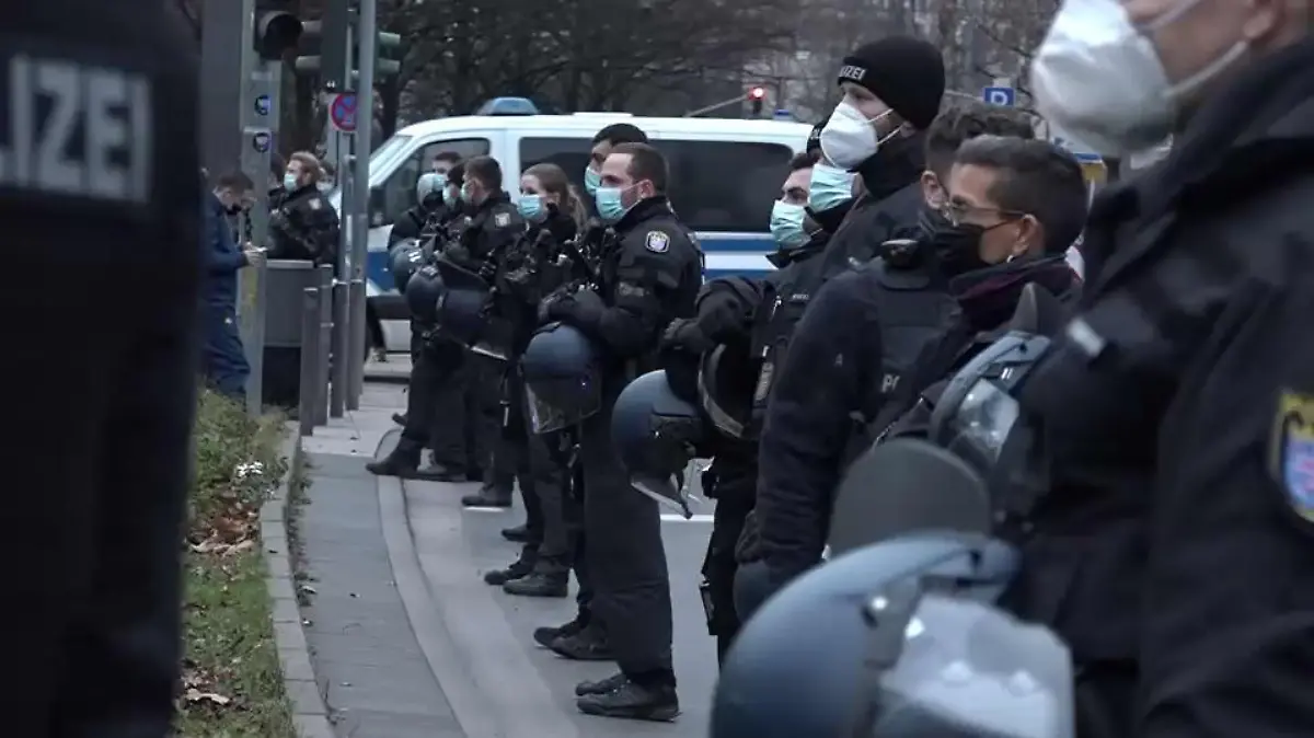Polizei stellt sich Querdenkern entgegen