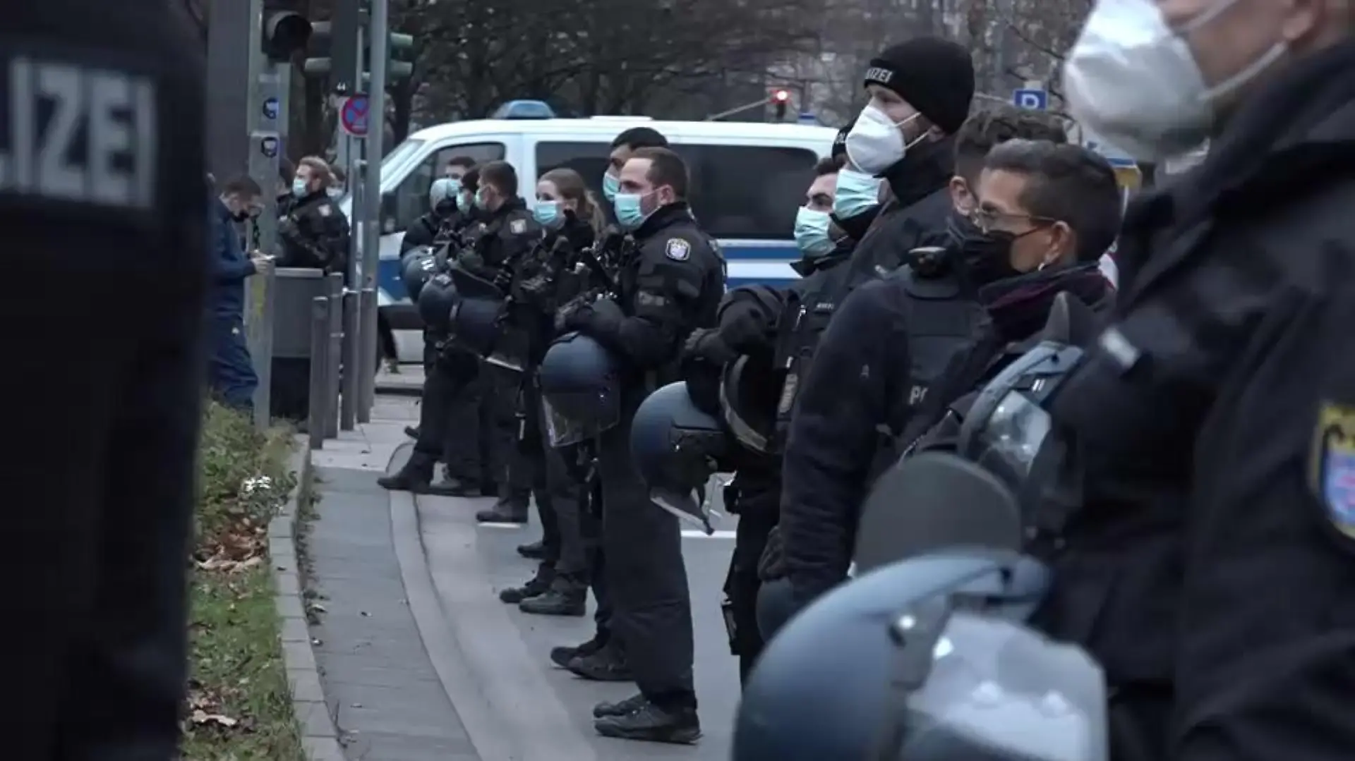 Polizei stellt sich Querdenkern entgegen