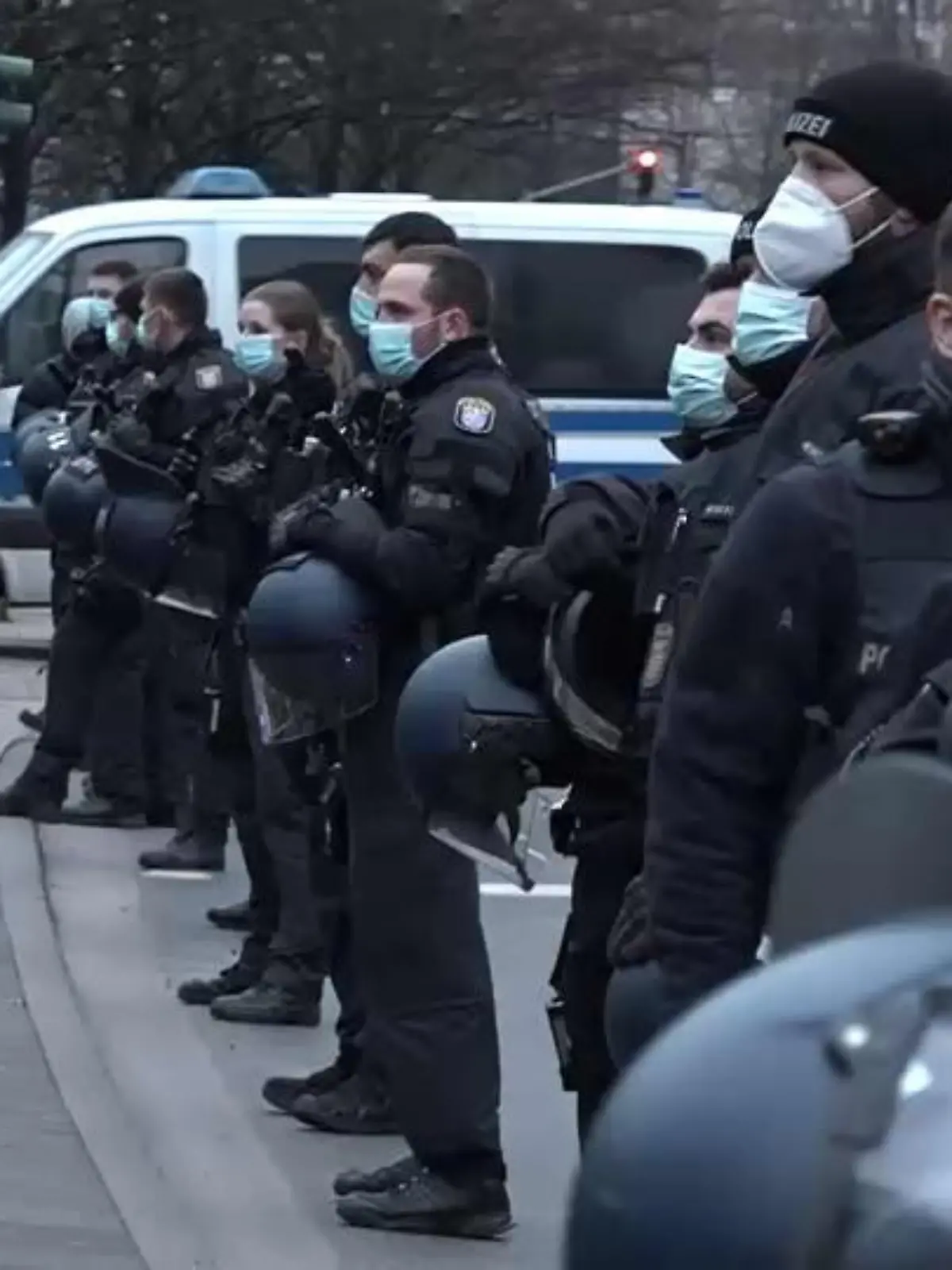 Polizei stellt sich Querdenkern entgegen