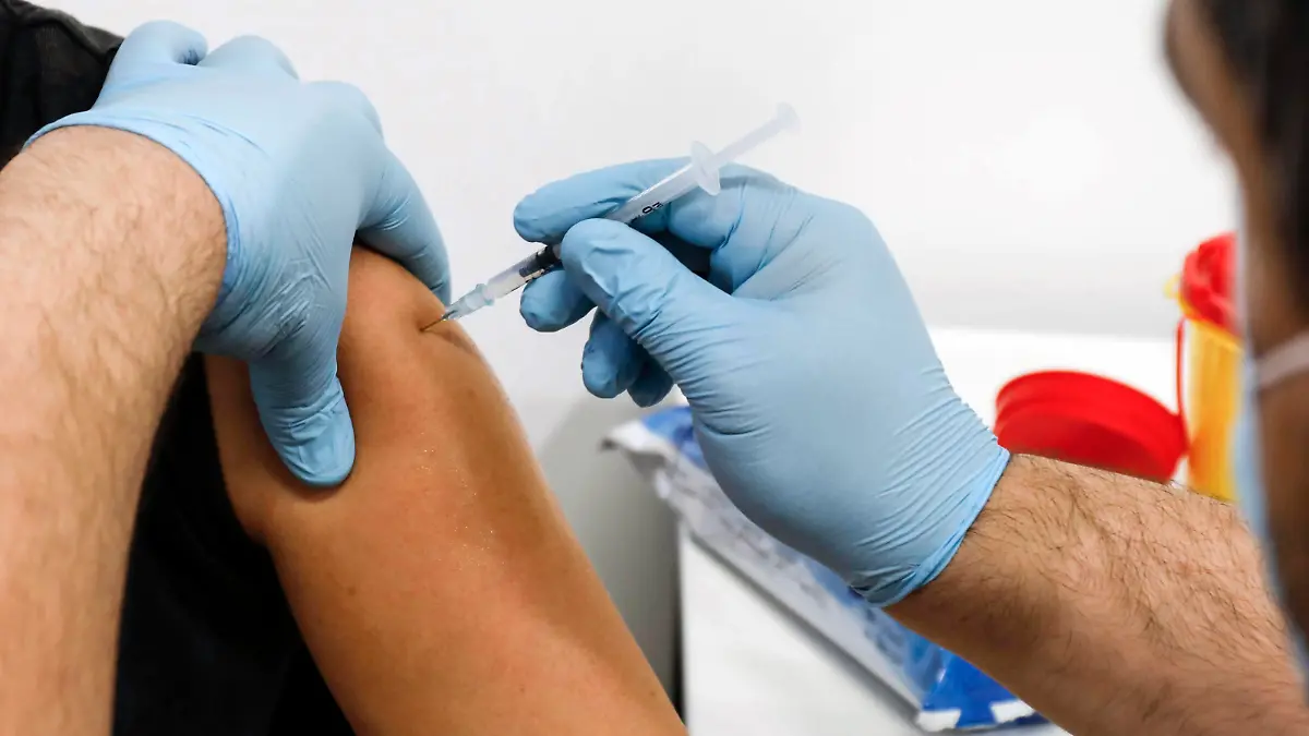 Impfungen Schoenefeld, 03.12.2021 - Eine Frau erhaelt eine Booster Impfung von Moderna gegen Covid 19 im Impfzentrum Schoenefeld. Schoenefeld Brandenburg *** Vaccinations Schoenefeld, 03 12 2021 A woman receives a booster vaccination from Moderna against Covid 19 at the Impfzentrum Schoenefeld Schoenefeld Brandenburg