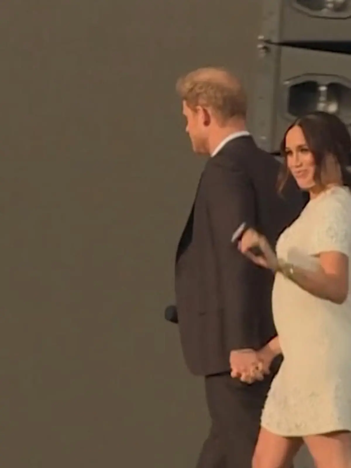 Bild zu: "Herzogin Meghan zeigt After-Baby-Bäuchlein"