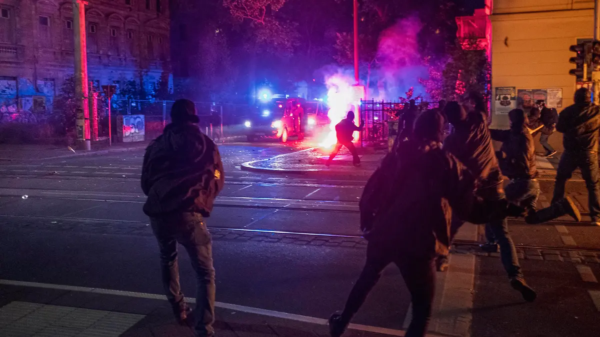 03.06.2023, Tag X Leipzig Demos, Leipzig: Anlässlich der gefällten Urteile im sog. Antifa Ost Prozess gingen am Samstag mehrere tausend Menschen in Leipzig auf die Straße. In Connewitz gab es Krawalle, ein Demonstrationsteil der angemeldeten Versammlung wurde über insgesamt 10 Stunden und 37 Minuten eingekesselt. Sachsen Deutschlen Versammlungen Tag X Leipzig-39 *** 03 06 2023, Day X Leipzig demos, Leipzig On the occasion of the verdicts handed down in the so-called Antifa Ost trial, several thousand people took to the streets in Leipzig on Saturday In Connewitz there were riots, a demonstration section of the registered assembly was surrounded for a total of 10 hours and 37 minutes Saxony Deutschlen Assemblies Day X Leipzig 39
