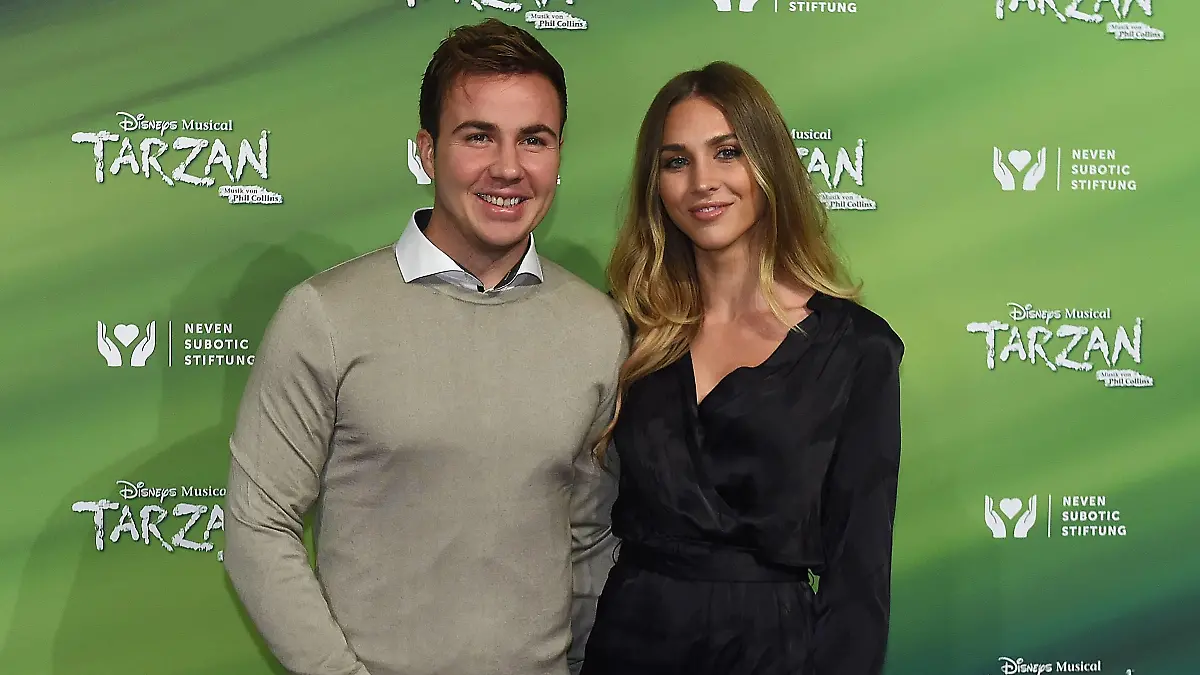 Disneys Musical Tarzan am 05.11.2017 im Metronom Theater in Oberhausen Mario Götze und Ann-Katrin Brömmel stehen am 05.11.2017 auf dem Roten Teppich beim Charity Event der Neven Subotic Stiftung und Disneys Musical Tarzan. *** Disney Musical Tarzan at 05 11 2017 in Metronome Theatre in Oberhausen Mario Götze and Ann Katrin BRÖMMEL Stand at 05 11 2017 on the Red Carpet the Charity Event the Neven SUBOTIC Foundation and Disney Musical Tarzan xRx