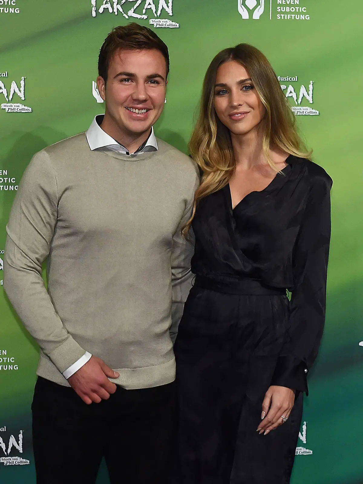  Disneys Musical Tarzan am 05.11.2017 im Metronom Theater in Oberhausen Mario Götze und Ann-Katrin Brömmel stehen am 05.11.2017 auf dem Roten Teppich beim Charity Event der Neven Subotic Stiftung und Disneys Musical Tarzan. *** Disney Musical Tarzan at 05 11 2017 in Metronome Theatre in Oberhausen Mario Götze and Ann Katrin BRÖMMEL Stand at 05 11 2017 on the Red Carpet the Charity Event the Neven SUBOTIC Foundation and Disney Musical Tarzan xRx