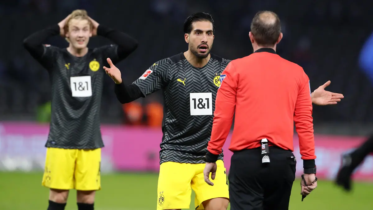Julian Brandt, Emre Can gestikulierend, Schiedsrichter Marco Fritz / / Fußball Fussball / DFL Bundesliga Herren / Saison 2021/2022 / 18.12.2021 / Hertha BSC Berlin vs. BVB 09 Borussia Dortmund / *** Julian Brandt, Emre Can gesturing, referee Marco Fritz Sports Football Soccer DFL Bundesliga Men Season 2021 2022 18 12 2021 Hertha BSC Berlin vs BVB 09 Borussia Dortmund.