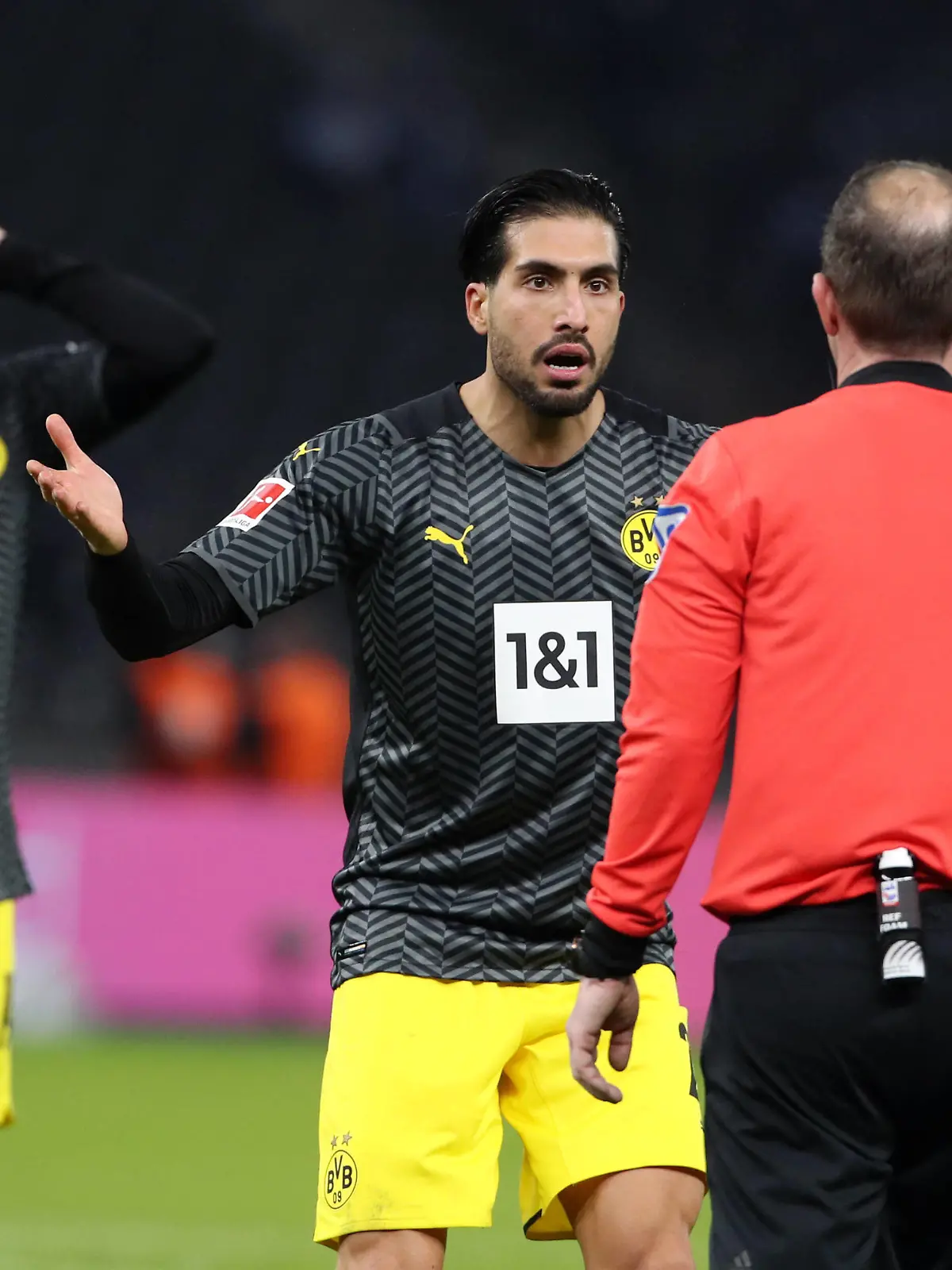 Julian Brandt, Emre Can gestikulierend, Schiedsrichter Marco Fritz / / Fußball Fussball / DFL Bundesliga Herren / Saison 2021/2022 / 18.12.2021 / Hertha BSC Berlin vs. BVB 09 Borussia Dortmund / *** Julian Brandt, Emre Can gesturing, referee Marco Fritz Sports Football Soccer DFL Bundesliga Men Season 2021 2022 18 12 2021 Hertha BSC Berlin vs BVB 09 Borussia Dortmund. 