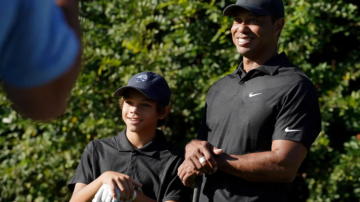 December 17, 2021, Orlando, Florida, United States: Tiger Woods and his son Charlie pose for photos, during the PNC Championship at the Ritz-Carlton Golf Club..Tiger Woods is making his return to competitive golf, 10 months after sustaining serious leg injuries in a car crash. Woods is paired with his son, Charlie for the tournament. Orlando United States - ZUMAs197 20211217_zaa_s197_169 Copyright: xPaulxHennessyx
