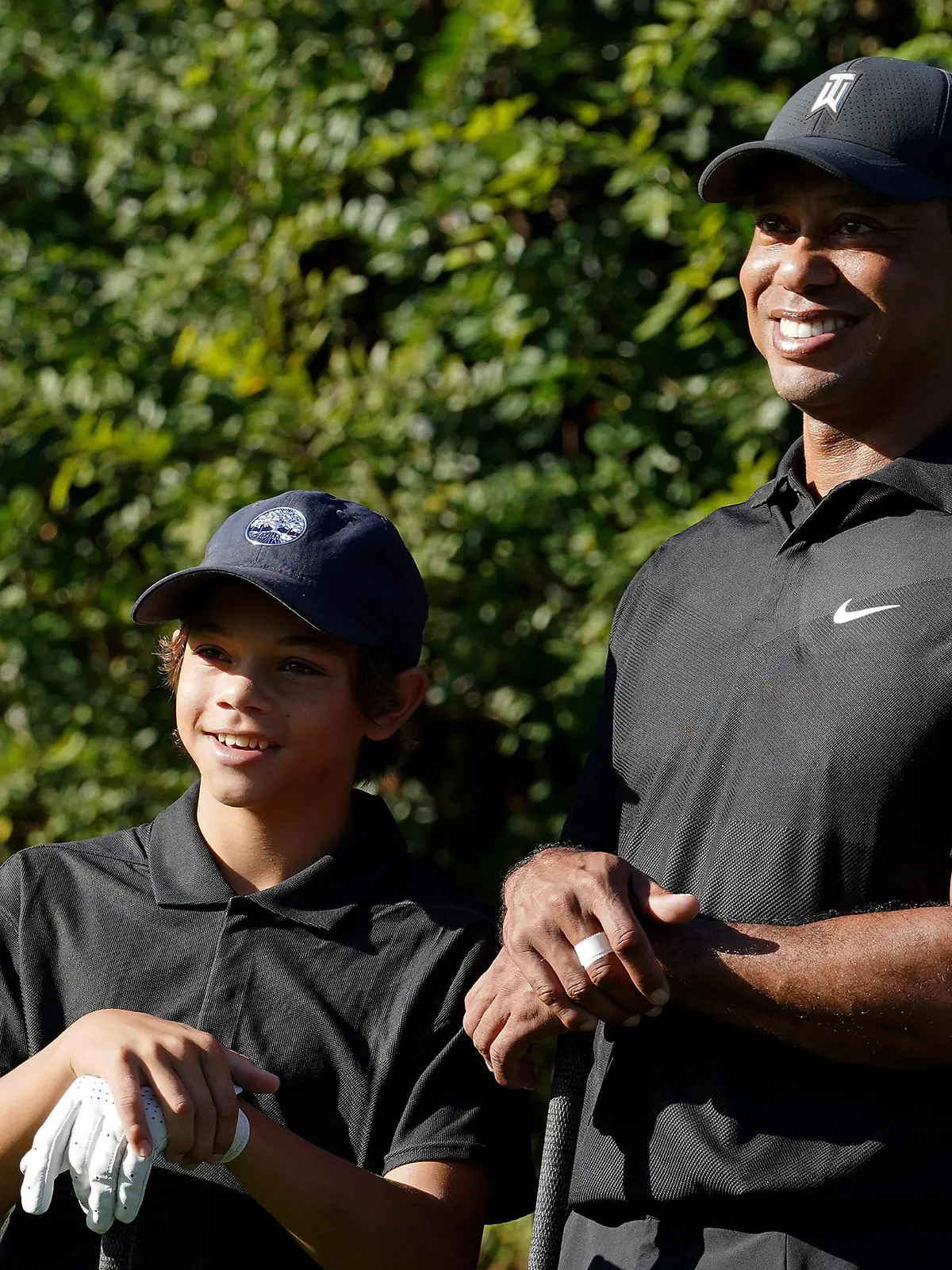 December 17, 2021, Orlando, Florida, United States: Tiger Woods and his son Charlie pose for photos, during the PNC Championship at the Ritz-Carlton Golf Club..Tiger Woods is making his return to competitive golf, 10 months after sustaining serious leg injuries in a car crash. Woods is paired with his son, Charlie for the tournament. Orlando United States - ZUMAs197 20211217_zaa_s197_169 Copyright: xPaulxHennessyx 