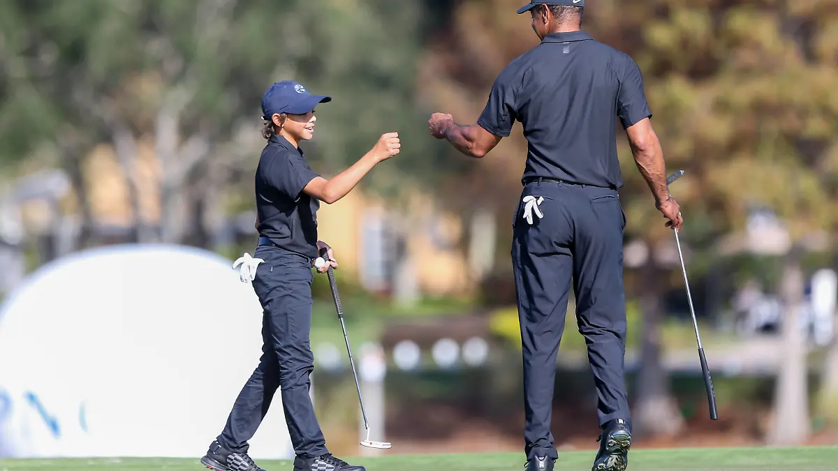 Sport Bilder des Tages December 17, 2021, Orlando, Florida, USA: CHARLIE WOODS L gives TIGER WOODS a fist pump after putting the 18th green during the PNC Championship at the Ritz-Carlton Golf Club. Orlando USA - ZUMAw109 20211217_zap_w109_053 Copyright: xDebbyxWongx
