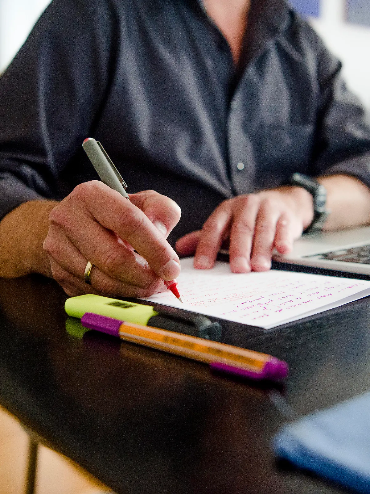ARCHIV - 01.10.2021, Bayern, München: Ein Mann sitzt zuhause an einem Esstisch. Er schreibt mit einem Stift auf ein Blatt Papier neben einem Laptop. (Gestellte Szene)Die pandemiebedingte Umstellung auf die Arbeit aus dem Homeoffice hat sich einer Untersuchung des Nürnberger Instituts für Arbeitsmarkt- und Berufsforschung (IAB) zufolge bewährt. (zu dpa "Umfrage: Homeoffice hat sich als Schutzmaßnahme bewährt") Foto: Finn Winkler/dpa +++ dpa-Bildfunk +++