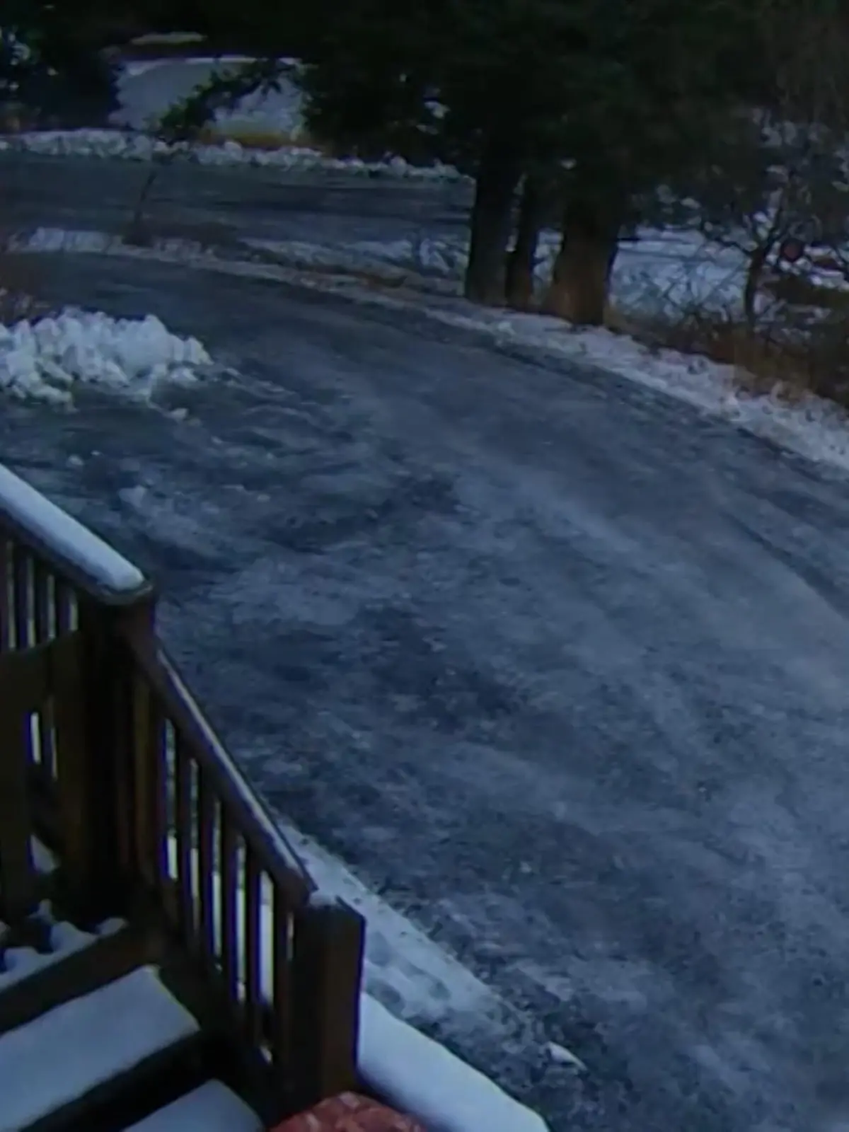 Eigentlich wollte dieser Polizist nur zu seiner Schicht bei der Polizei von Kodiak in Alaska antreten. Doch die Straße vor seinem Haus ist durch niedrige Temperaturen und starken Schneefall zu einer Rutschbahn geworden – und das nicht nur für seine Beine!