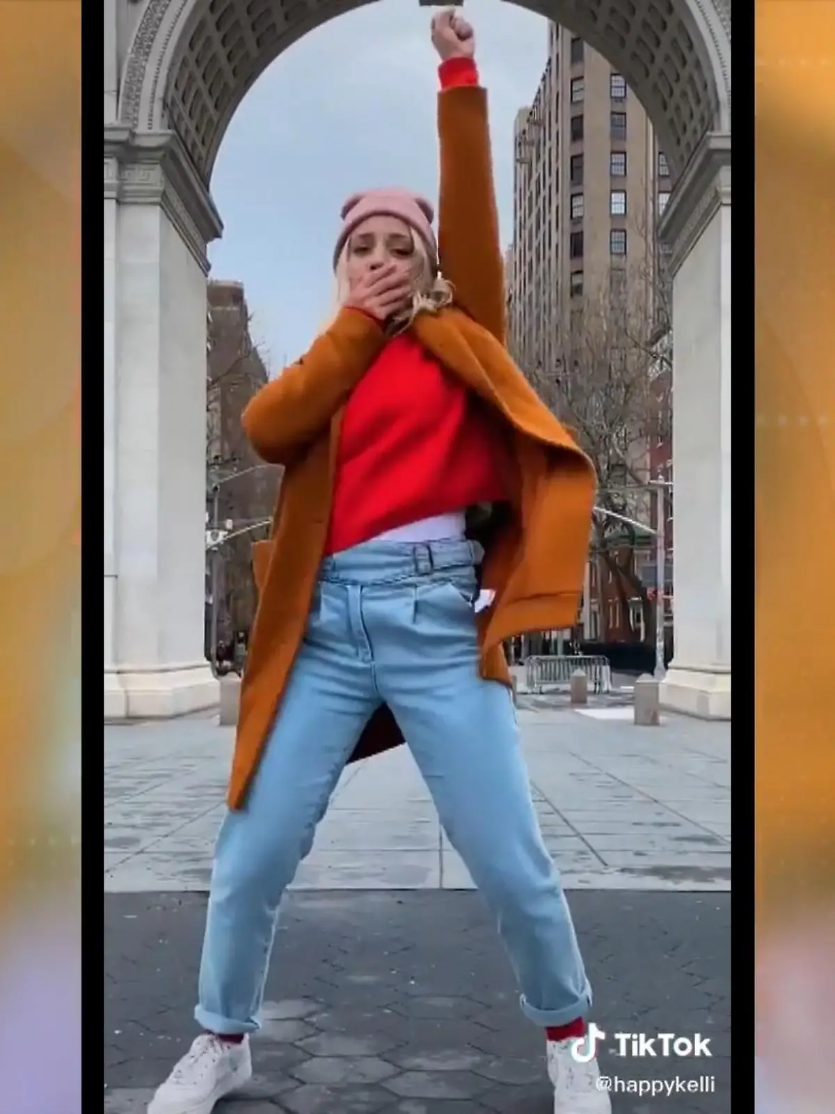 Seit mehreren Jahren sind Tiktok-Videos nicht mehr aus der Social Media-Landschaft wegzudenken. Vor allem die vielen verschiedenen Tänze, die fast täglich „erfunden" werden, machen die App besonders beliebt – und Songs besonders erfolgreich!