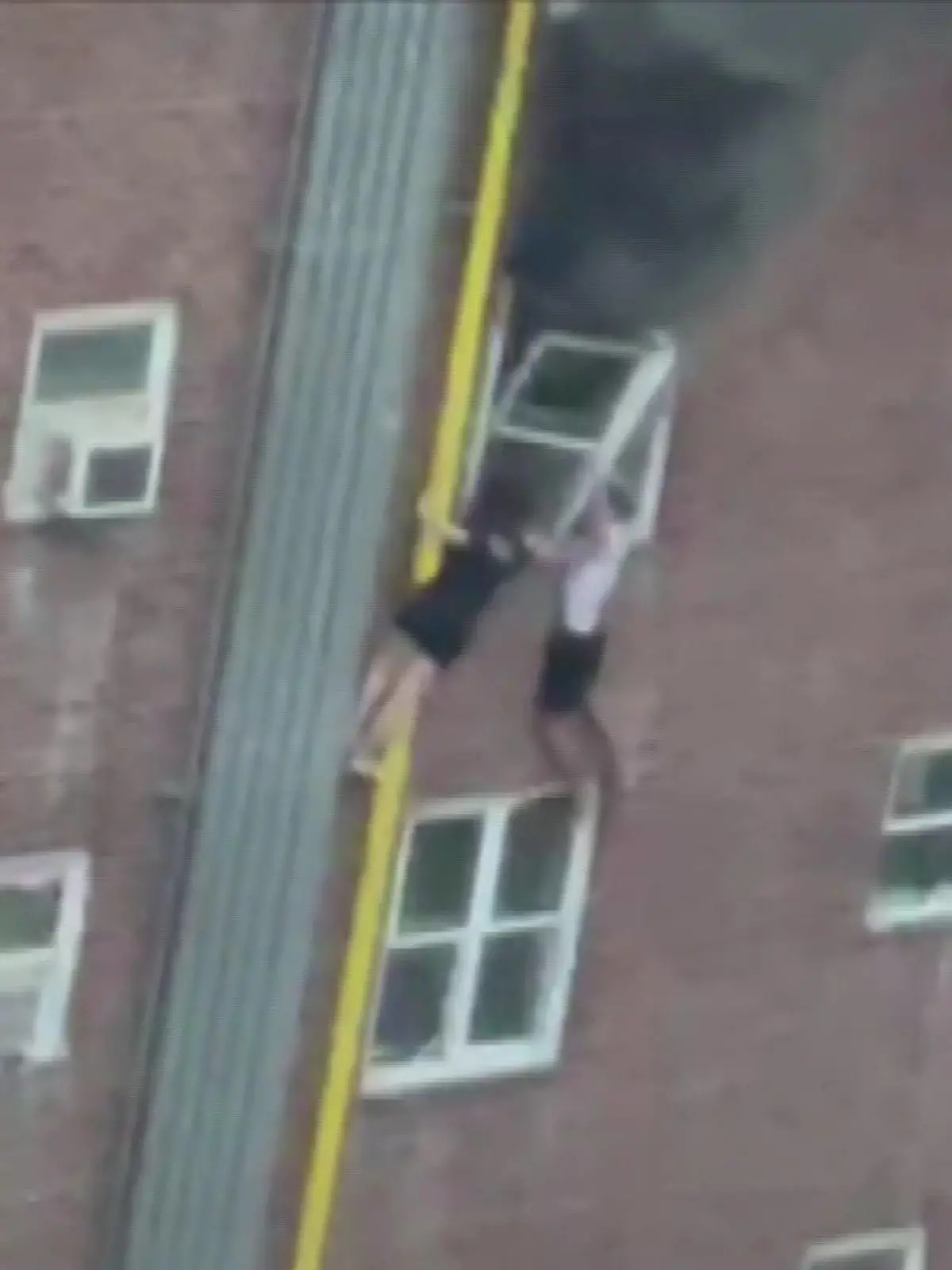 In einer Wohnung im East Village, in New York (USA), konnten sich zwei Teenager aus den Flammen retten, indem sie aus dem vierten Stock durchs Fenster geflüchtet sind.