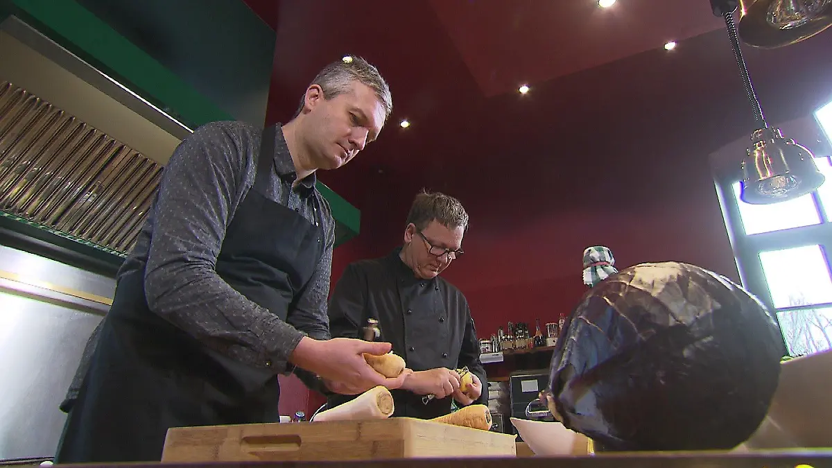 Regionalreporter Stephan mit Küchenmeister Jochen Kemker kochen.