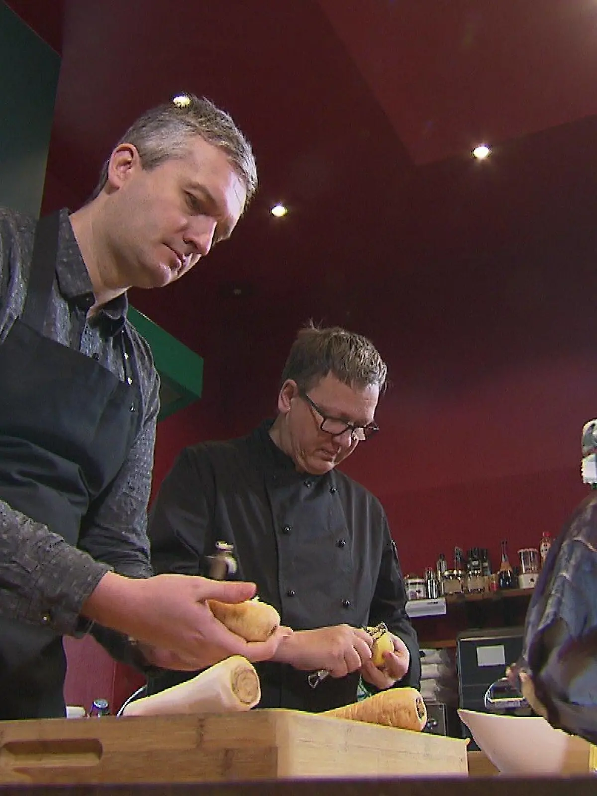 Regionalreporter Stephan mit Küchenmeister Jochen Kemker kochen.