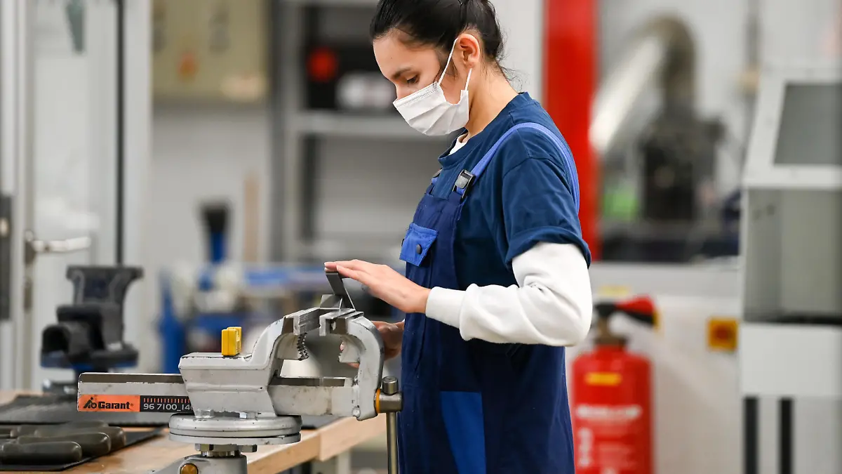 In der Lehrwerkstatt der ViP Verkehrsbetrieb Potsdam GmbH feilt die Auszubildende Nataly Gutierrez im 1. Lehrjahr im Rahmen ihrer Ausbildung an einem Werkstück im Schraubstock. Bei einem Pressetermin vor Ort wurde die Bilanz der Ausbildungsvermittlung im Berufsberatungsjahr 2020/21 in Brandenburg vorgestellt.