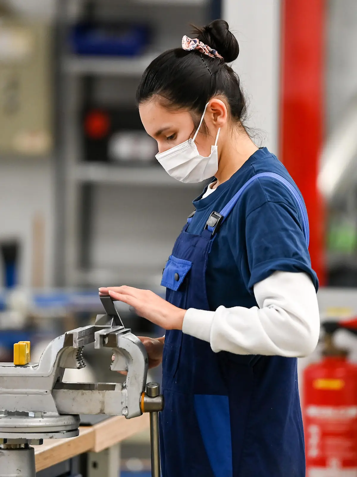 In der Lehrwerkstatt der ViP Verkehrsbetrieb Potsdam GmbH feilt die Auszubildende Nataly Gutierrez im 1. Lehrjahr im Rahmen ihrer Ausbildung an einem Werkstück im Schraubstock. Bei einem Pressetermin vor Ort wurde die Bilanz der Ausbildungsvermittlung im Berufsberatungsjahr 2020/21 in Brandenburg vorgestellt.