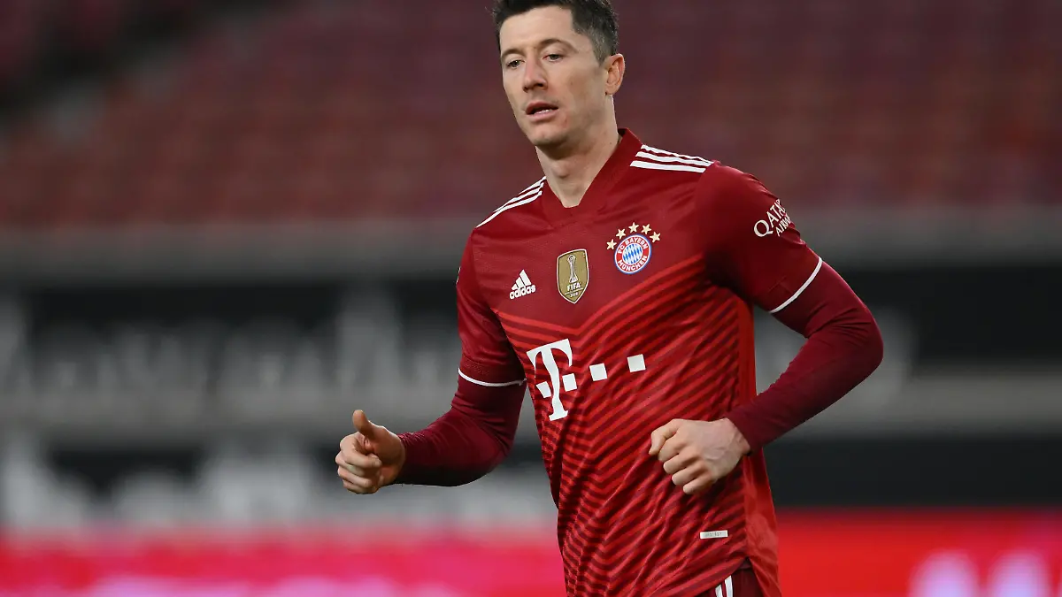 STUTTGART, GERMANY - DECEMBER 14: Robert Lewandowski of FC Bayern Muenchen in action during the Bundesliga match between VfB Stuttgart and FC Bayern München at Mercedes-Benz Arena on December 14, 2021 in Stuttgart, Germany. (Photo by Matthias Hangst/Getty Images)