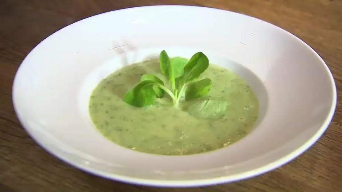 Winterliche Feldsalatsuppe