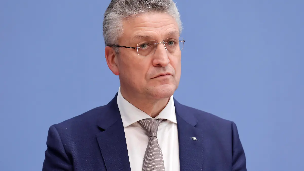 Prof. Dr. Lothar H. Wieler, Praesident Robert-Koch-Institut RKI, PK zu - Kinderimpfung und Corona, DEU, Berlin, 16.12.2021 *** Prof Dr Lothar H Wieler, President Robert Koch Institute RKI , PK on Childhood Vaccination and Corona, DEU, Berlin, 16 12 2021