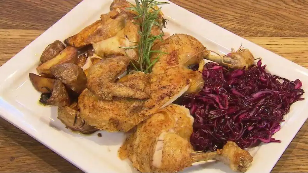Rosmarinhähnchen mit Ofenkartoffeln und Rotkohl