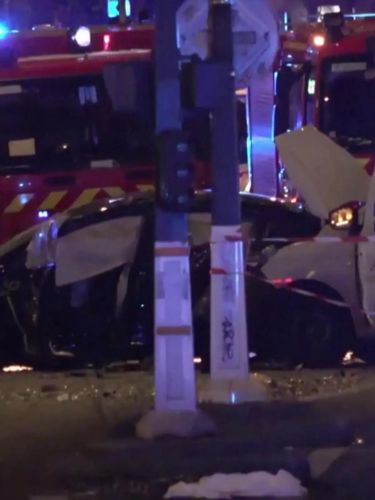Bei dem schrecklichen Unfall ist ein Mensch ums Leben gekommen. Eine Überwachungskamera filmte, wie der Tesla durch die Stadt raste.
