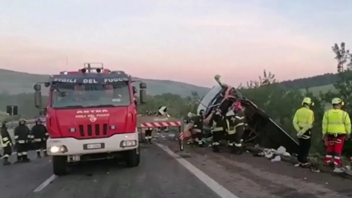 Ein FlixBus ist die Böschung heruntergestürzt. Ein Mensch ist dabei ums Leben gekommen, 14 wurden verletzt.