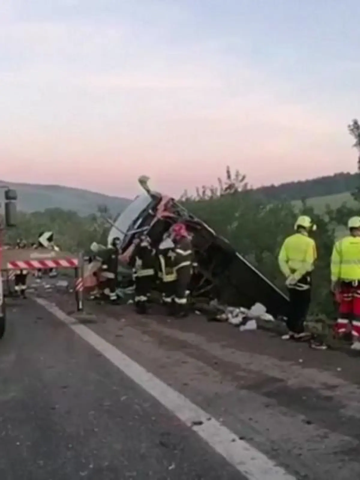 Ein FlixBus ist die Böschung heruntergestürzt. Ein Mensch ist dabei ums Leben gekommen, 14 wurden verletzt.