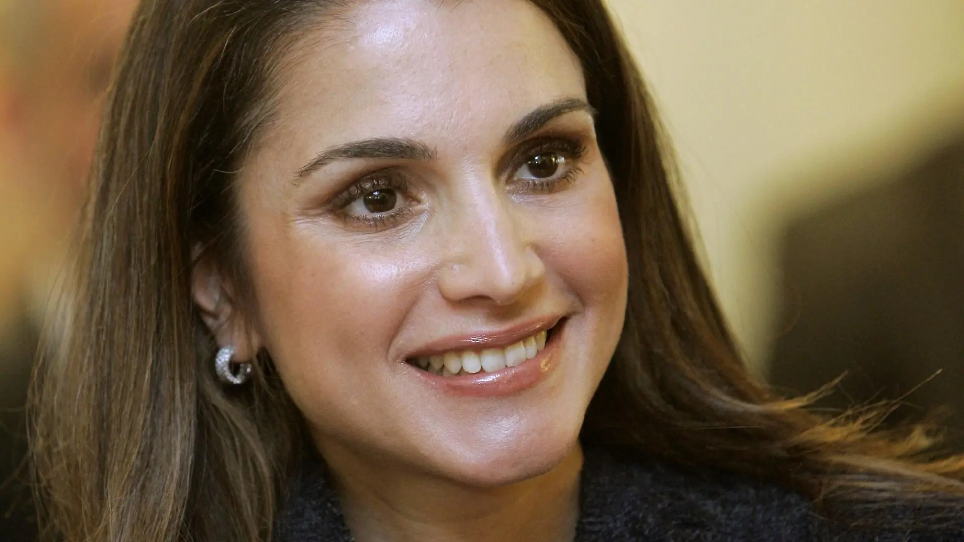 ARCHIV - Königin Rania von Jordanien weiht das neue Gebäude des "Queen Rania Rehabilitation Center" in Köln ein(Archivbild vom 02.04.2007). Das Konzept des Centers ist für junge Patienten mit über einem Jahr Behandlungsdauer angelegt und umfasst abwechselnd stationäre und ambulante Termine, die darauf abzielen, Kindern und Jugendlichen zu mehr Beweglichkeit zu verhelfen. Im Rahmen ihres weltweiten Engagements für Kinder gab die Königin dem Center ihren Namen. Königin Rania bekommt bei der Bambi-Verleihung am Donnerstag (29.11.2007) einen Ehren-"Bambi" für ihr soziales Engagement. Foto: Jörg Carstensen dpa/lnw +++(c) dpa - Bildfunk+++