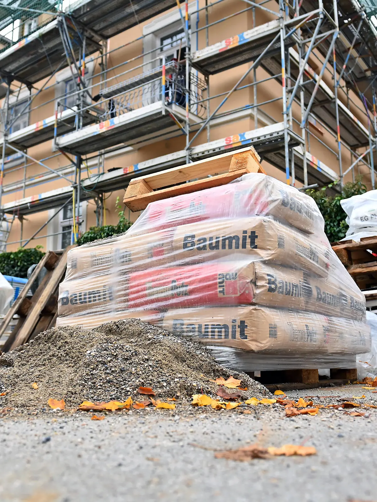Renovierung eines Wohnhauses in Muenchen Schwabing, Baumaterial,Baustoff,Baustoffe,Material, Fassadenrenovierung,Geruest, Baubranche, Gebaeude,Immobilie,Wohnungsbau,Mietwohnung,Miete,Bauboom,Mietshaus,bauen,Bau,Baugewerbe,Immobilien,Baugewerbe,Ballungsgebiet Stadt,Baustelle.