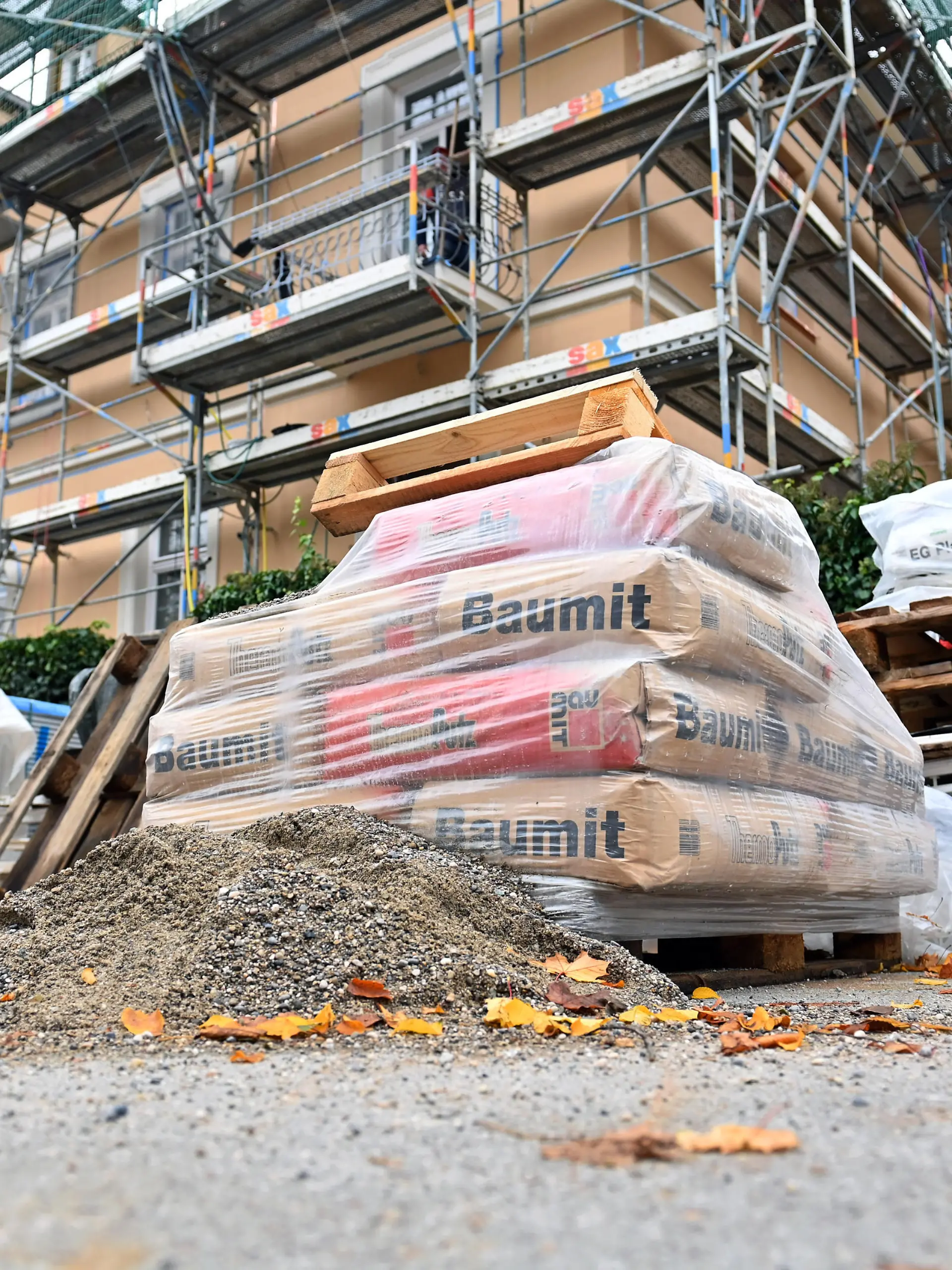 Renovierung eines Wohnhauses in Muenchen Schwabing, Baumaterial,Baustoff,Baustoffe,Material, Fassadenrenovierung,Geruest, Baubranche, Gebaeude,Immobilie,Wohnungsbau,Mietwohnung,Miete,Bauboom,Mietshaus,bauen,Bau,Baugewerbe,Immobilien,Baugewerbe,Ballungsgebiet Stadt,Baustelle.