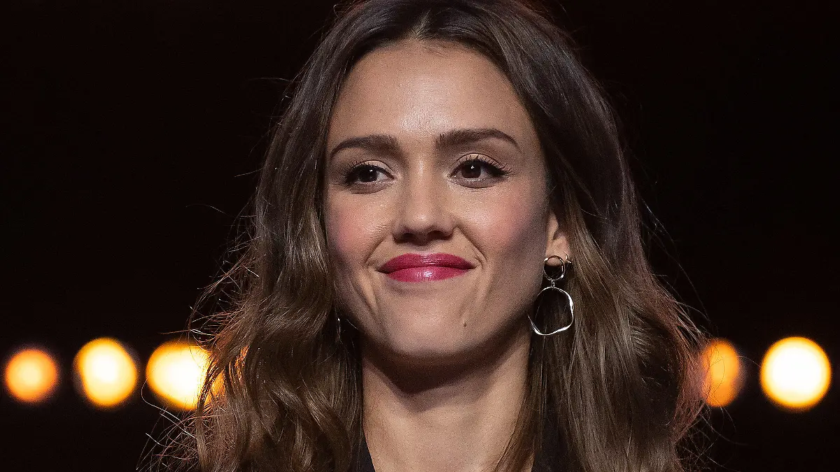 ARCHIV - 30.09.2019, Bayern, München: Dei Schauspielerin Jessica Alba steht während der Abschlussrede vom Unternehmensgründer- und Investorentreffen Bits & Pretzels auf der Bühne. Bei der Bits & Pretzels berichteten erfolgreiche Gründer über ihre Erfahrungen, präsentierten Ideen und konnten mit Investoren in Kontakt kommen. (Zu dpa «Firma von Jessica Alba mit starkem Börsenstart in New York») Foto: Sven Hoppe/dpa +++ dpa-Bildfunk +++