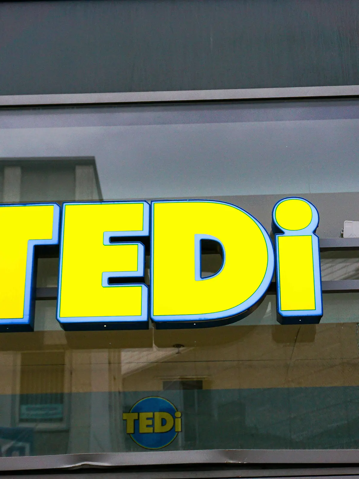 Kassel, Deutschland 26. November 2021: Leuchtreklame von Tedi in der Kasseler Innenstadt.