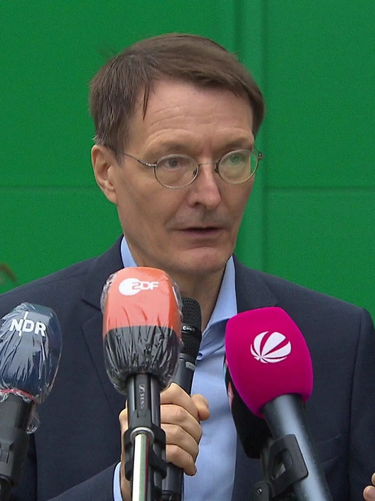 Gesundheitsminister Karl Lauterbach (SPD) bei seinem Besuch in Hannover.
