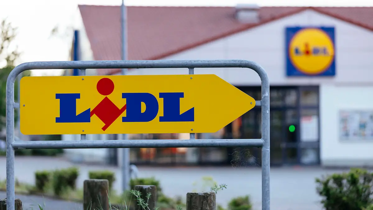 Lidl-Filiale in Deutz gesehen von der Straße aus. Köln, 13.05.2020 *** Lidl branch in Deutz seen from the street from Cologne, 13 05 2020 Foto:xC.xHardtx/xFuturexImage