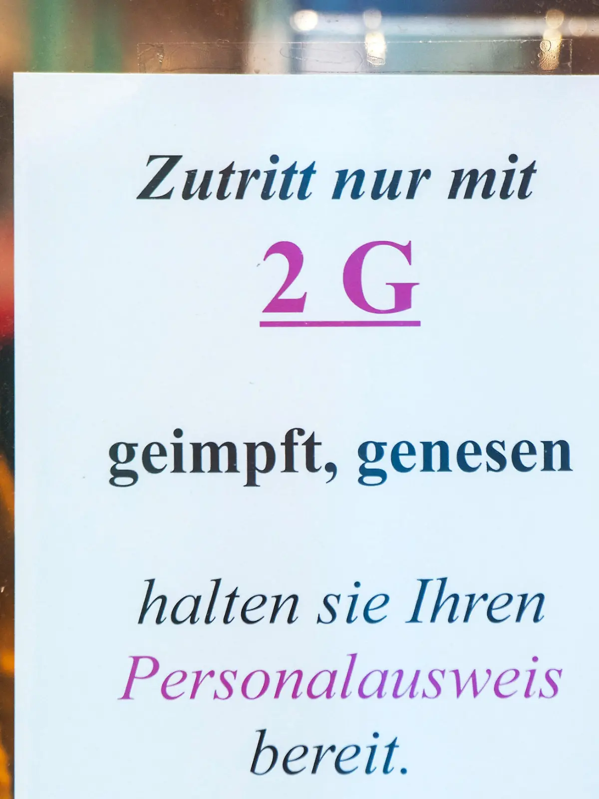 „Zutritt nur mit 2 G“ steht auf dem Schild am Eingang eines Bekleidungsgeschäfts in Stralsund. Experten sind sich einig: Durch die 2G-Regel rollt eine neue Bestellwelle auf den Online-Handel zu. (Zu dpa "Einkaufsbummel nur mit Impfung: Ein Umsatzturbo für den Online-Handel")
