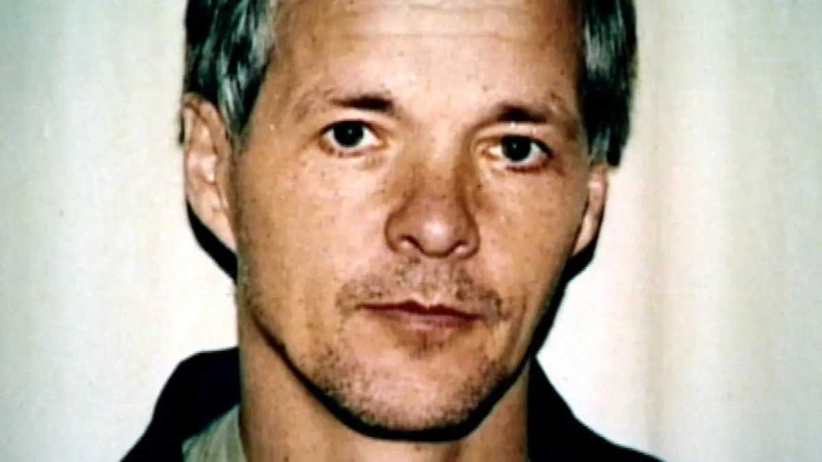 Der erste österreichische Serienmörder Jack Unterweger (Foto) wird in Miami aufgespürt und verhaftet. Nach seiner Verurteilung erhängst sich der einstige Liebling der Wiener Schickeria im Gefängnis...