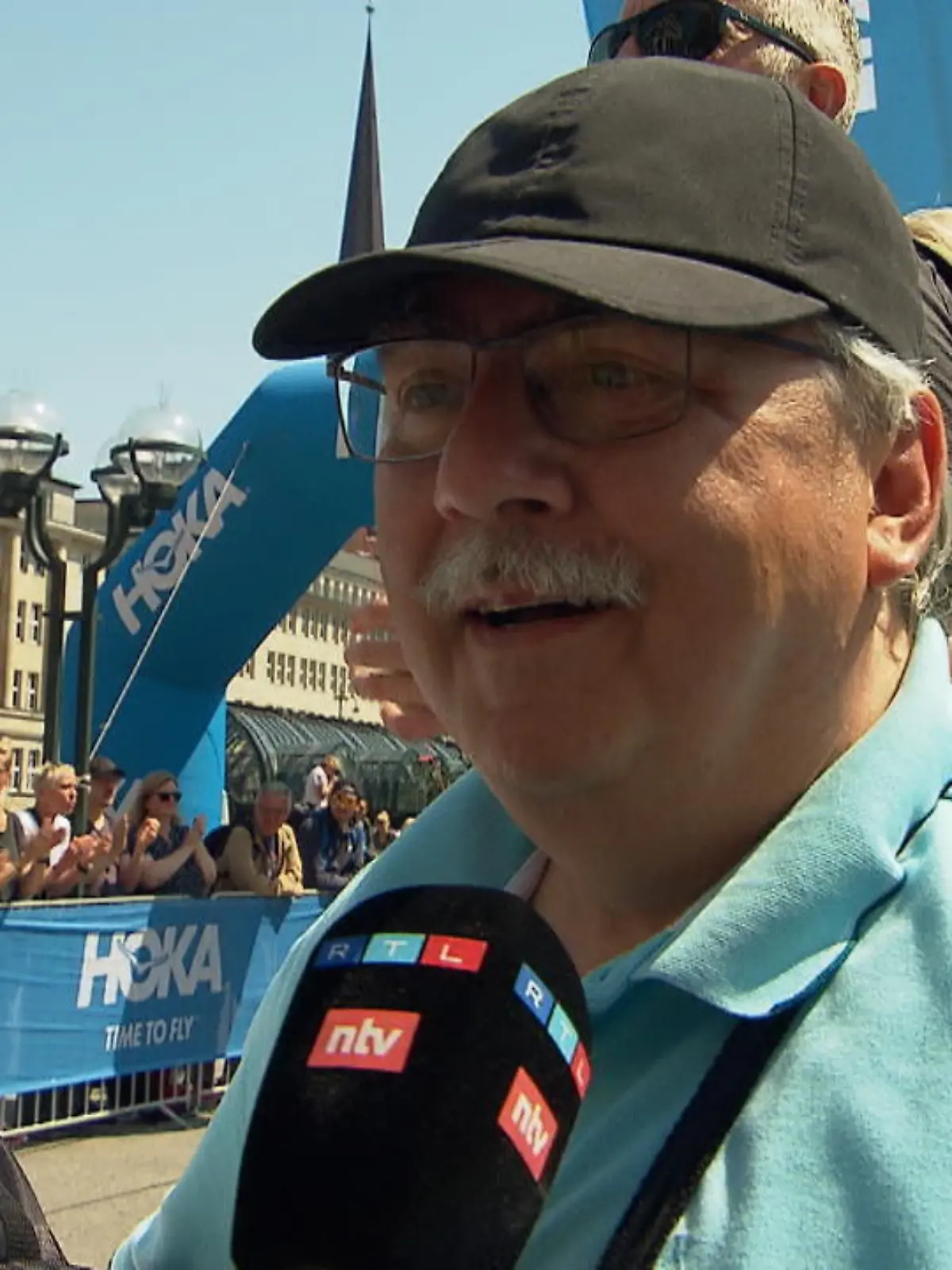 Beim Ironman in Hamburg kommt ein Motorradfahrer ums Leben, ein Fahrradfahrer wird schwer verletzt. Hätte der Wettkampf abgebrochen werden müssen? RTL hakt bei den Zuschauern vor Ort nach.
