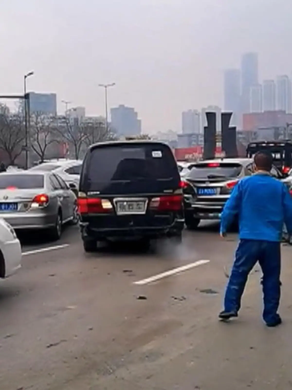 Er machte aus einem Stau einen Massencrash: In China hat der Fahrer eines Leichenwagens eine riskante Unfallfahrt hingelegt. Laut der chinesischen Verkehrspolizei wollte der Mann vor den Beamten flüchten, als diese bemerkten, dass er ohne Nummernschild fuhr.