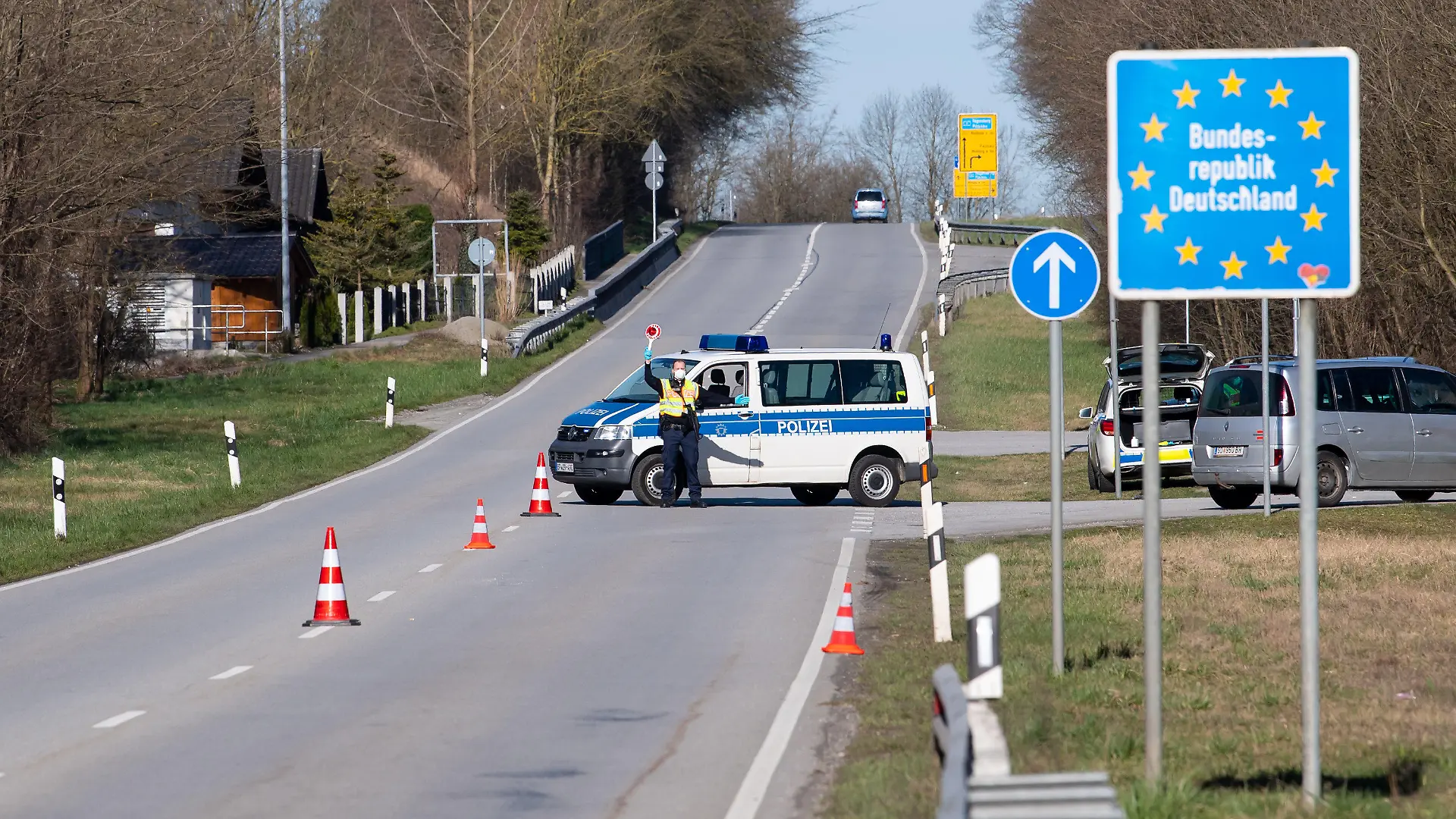 ARCHIV - 16.03.2020, Bayern, Neuhaus am Inn: Polizisten stehen an der Bundesstraße 512 in der Nähe von Neuhaus am Inn an einer Kontrollstelle an der Grenze zu Österreich. Bis Mitte Mai sind die Grenzen zwischen Deutschland und seinen Nachbarländern wegen der Corona-Krise noch geschlossen. Beiderseits der Schlagbäume werden die Forderungen nach Lockerungen lauter. Foto: Sven Hoppe/dpa +++ dpa-Bildfunk +++