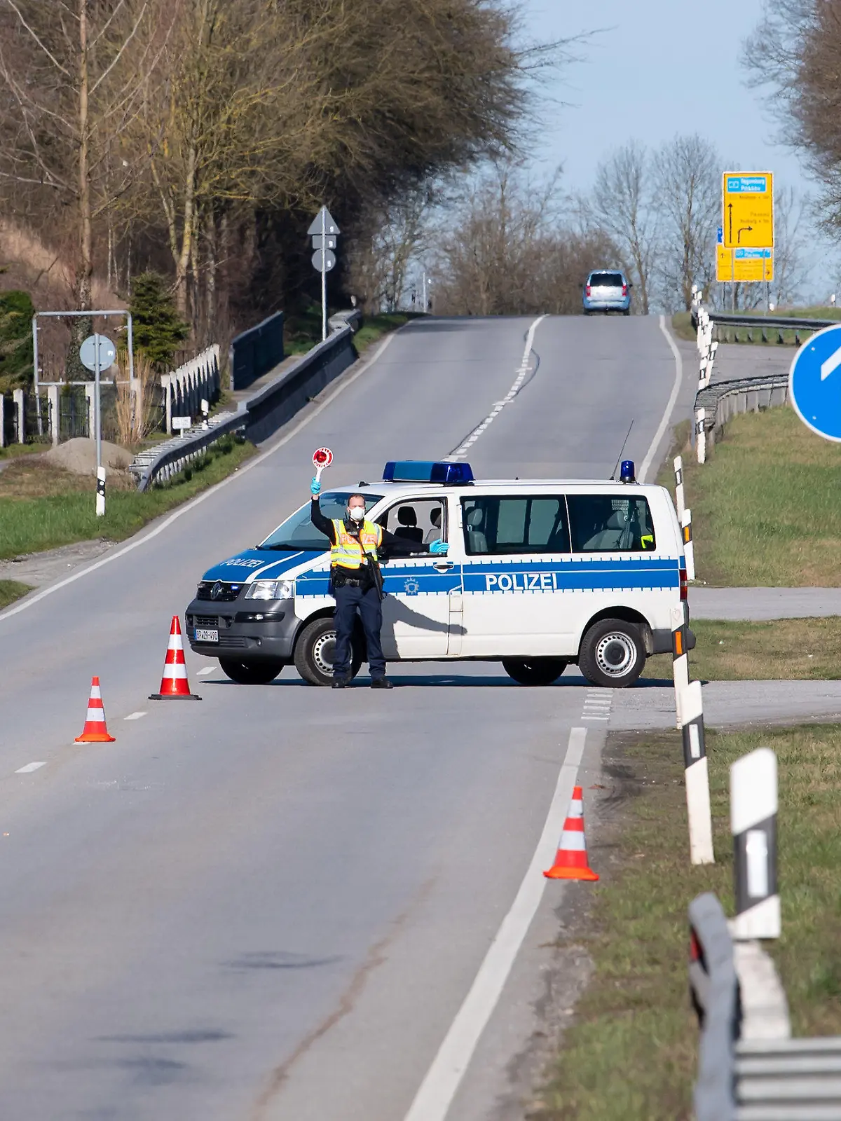 ARCHIV - 16.03.2020, Bayern, Neuhaus am Inn: Polizisten stehen an der Bundesstraße 512 in der Nähe von Neuhaus am Inn an einer Kontrollstelle an der Grenze zu Österreich. Bis Mitte Mai sind die Grenzen zwischen Deutschland und seinen Nachbarländern wegen der Corona-Krise noch geschlossen. Beiderseits der Schlagbäume werden die Forderungen nach Lockerungen lauter. Foto: Sven Hoppe/dpa +++ dpa-Bildfunk +++