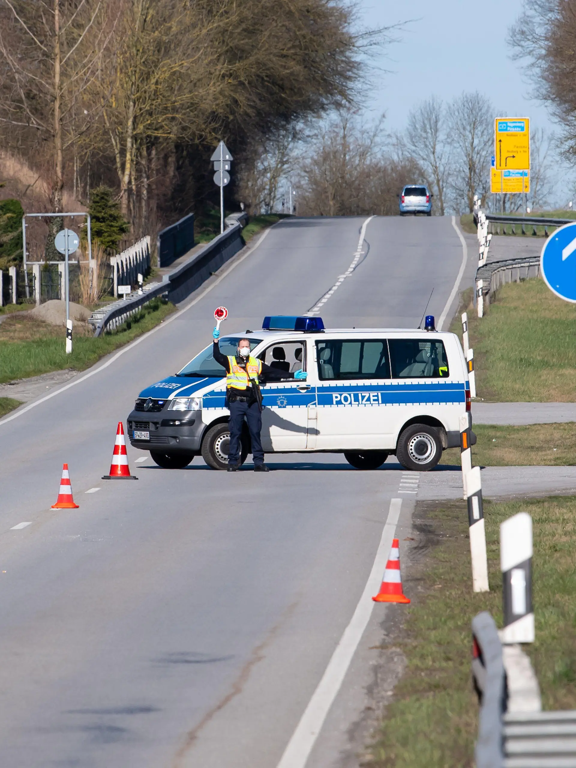 ARCHIV - 16.03.2020, Bayern, Neuhaus am Inn: Polizisten stehen an der Bundesstraße 512 in der Nähe von Neuhaus am Inn an einer Kontrollstelle an der Grenze zu Österreich. Bis Mitte Mai sind die Grenzen zwischen Deutschland und seinen Nachbarländern wegen der Corona-Krise noch geschlossen. Beiderseits der Schlagbäume werden die Forderungen nach Lockerungen lauter. Foto: Sven Hoppe/dpa +++ dpa-Bildfunk +++