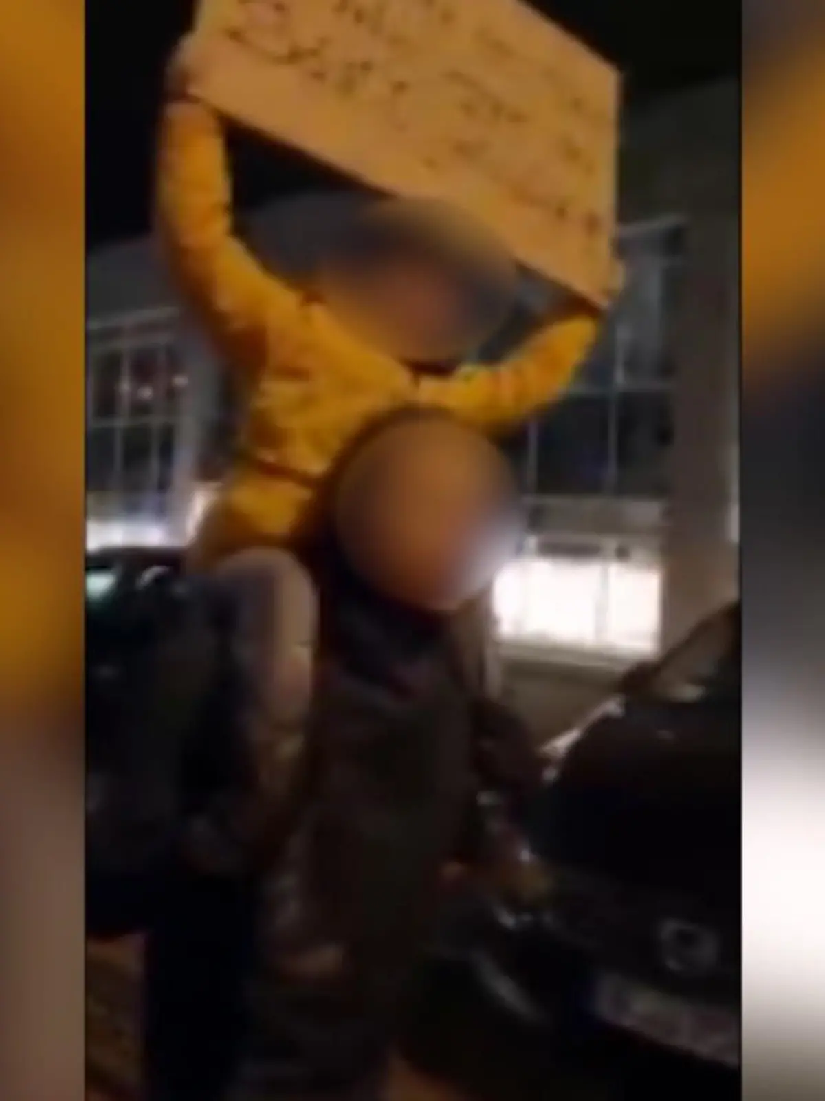 Es sind Szenen, die nicht nur Eltern zur Weißglut treiben: Bei einer Demonstration gegen die Corona-Politik in Erfurt will ein Mann mit einem kleinen Kind auf den Schultern an der Polizei vorbei. Als ihn ein Polizist auffordert, zurückzugehen, sagt der Demonstrant: "Der ist fünf." Und weigert sich, der Anordnung des Beamten nachzukommen.