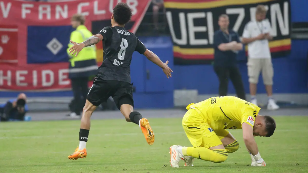 Hamburg, Fußball Bundesliga, Saison 2022/2023, Relegation Hamburger SV  HSV  vs. VfB Stuttgart , Jubel Enzo Millot  VfB  nach seinem Tor zum 1 : 2 , rechts: Daniel Fernandes  HSV  Gemäß den Vorgaben der DFL Deutsche Fußball Liga ist es untersagt, in dem Stadion und/oder vom Spiel angefertigte Fotoaufnahmen in Form von Sequenzbildern und/oder videoähnlichen Fotostrecken zu verwerten bzw. verwerten zu lassen. *** Hamburg, Bundesliga, season 2022 2023, Relegation Hamburger SV HSV vs VfB Stuttgart , cheering Enzo Millot VfB after his goal to 1 2 , right Daniel Fernandes HSV According to the requirements of the DFL German Football League is prohibited in the stadium and or from the game made photographs in the form of sequence images and or video-like photo series to exploit or exploit to let