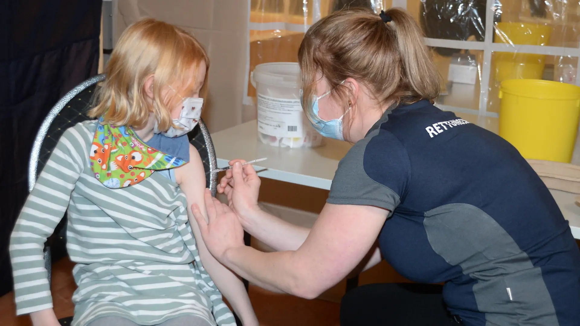Lüneburg der 16.12.2021 - Rund 250 Kinder im Alter von 5-11 Jahren wurden am Mittwochnachmittag in Lüneburg gegen das Coronavirus geimpft. In einer Sporthalle des Ochtmisser Sportvereins OSV wurde ihnen zum Start der Impfkamapgne der Kinderimpfstoff von Biontec verabreicht. Rund 250 Kinder wurden am ersten Tag der Kinderimpfungen gegen Corona in Lüneburg geimpft, Lüneburg Niedersachsen Deutschland Lüneburg *** Lüneburg the 16 12 2021 Around 250 children aged 5 11 years were vaccinated against the corona virus in Lüneburg on Wednesday afternoon In a sports hall of the Ochtmisser sports club OSV, they were administered the childrens vaccine from Biontec to start the vaccination campaign Around 250 children were vaccinated against coron