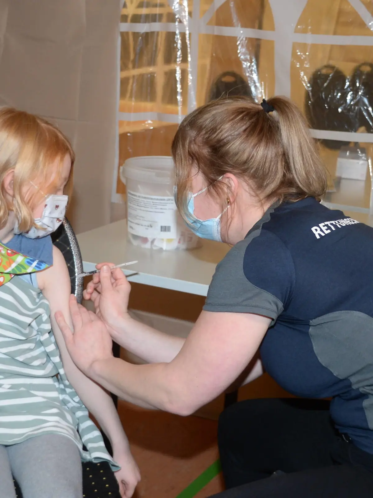 Lüneburg der 16.12.2021 - Rund 250 Kinder im Alter von 5-11 Jahren wurden am Mittwochnachmittag in Lüneburg gegen das Coronavirus geimpft. In einer Sporthalle des Ochtmisser Sportvereins OSV wurde ihnen zum Start der Impfkamapgne der Kinderimpfstoff von Biontec verabreicht. Rund 250 Kinder wurden am ersten Tag der Kinderimpfungen gegen Corona in Lüneburg geimpft, Lüneburg Niedersachsen Deutschland Lüneburg *** Lüneburg the 16 12 2021 Around 250 children aged 5 11 years were vaccinated against the corona virus in Lüneburg on Wednesday afternoon In a sports hall of the Ochtmisser sports club OSV, they were administered the childrens vaccine from Biontec to start the vaccination campaign Around 250 children were vaccinated against coron 