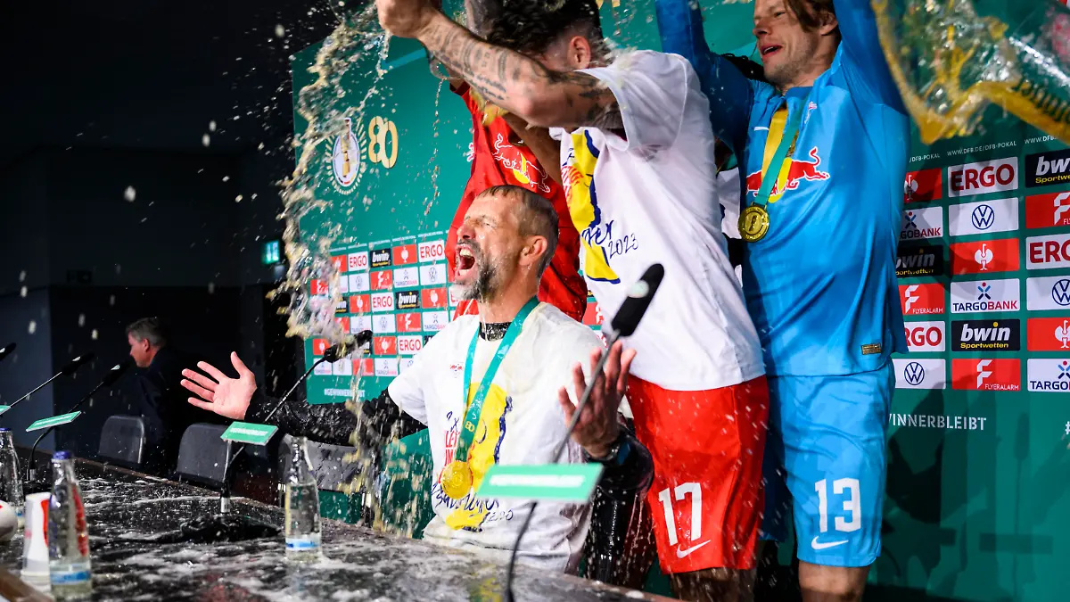 Fußball: DFB-Pokal, RB Leipzig - Eintracht Frankfurt, Finale, Olympiastadion. Leipzigs Cheftrainer Marco Rose wird bei der Pressekonferenz mit Bier begossen.